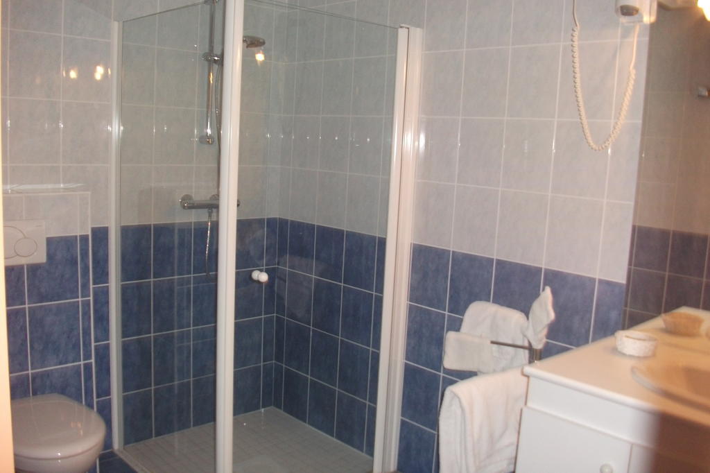 Hotel Le Champ Des Lys Amancey Habitación foto