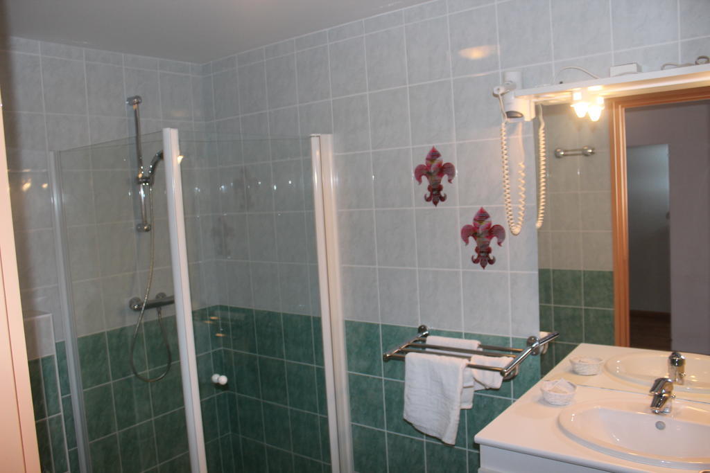 Hotel Le Champ Des Lys Amancey Habitación foto